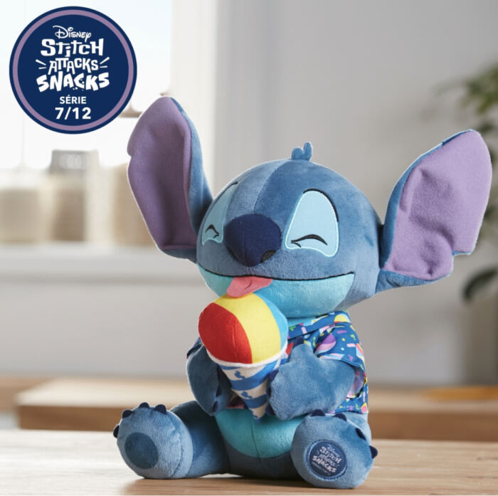         Une peluche de Stitch de Disney, étiquetée série 7/12, lèche un cornet de glace coloré. Le jouet a de grandes oreilles, une peau bleue et porte une chemise à motifs : on dirait que Stitch attaque les collations avec son enthousiasme habituel !