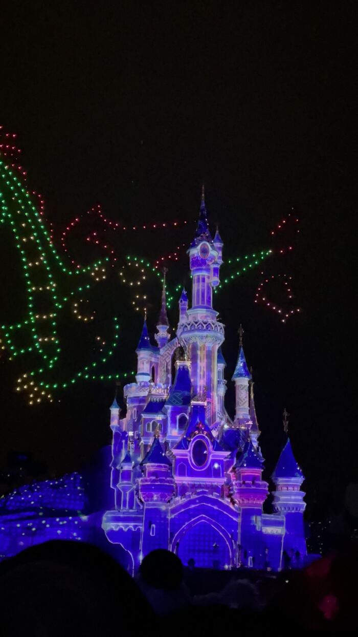 Disney Electrical Sky Parade sur le château de la Belle au Bois Dormant à Disneyland Paris