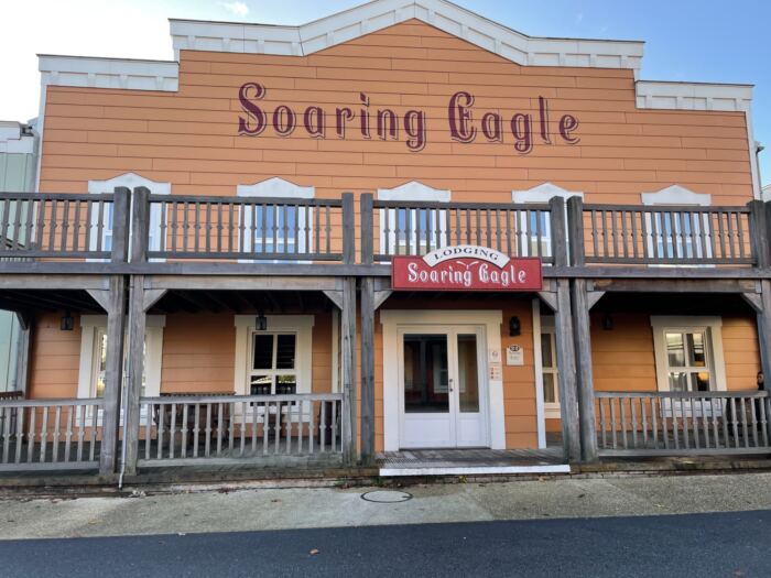 Un bâtiment en plein essor avec un panneau indiquant "Soaring Eagle".