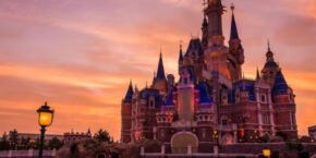 Le château de Cendrillon de Shanghai Disneyland, au crépuscule, offre une expérience magique que les visiteurs royaux n'oublieront pas.