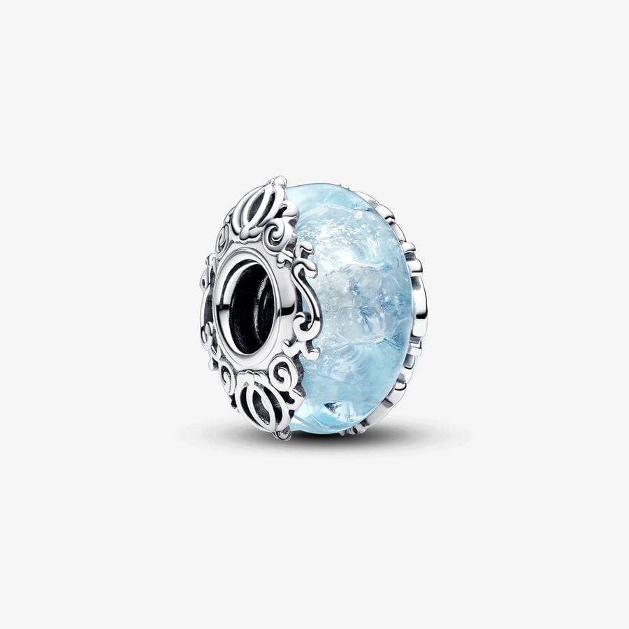 Un charm Pandora avec une perle de verre bleue représentant Cendrillon (Cendrillon de Disney).