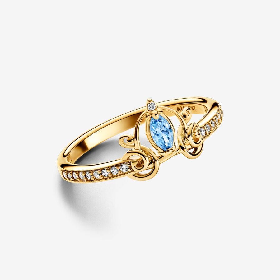 Une bague en or avec topaze bleue et diamants, digne d'une princesse comme Cendrillon.
