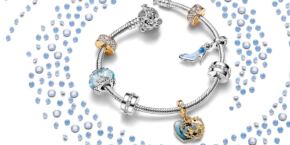 Bracelet Pandora Cendrillon avec perles et breloques bleues.