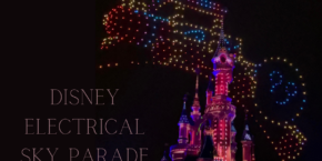 La Disney's Electrical Sky Parade illumine le ciel nocturne de Disneyland Paris.