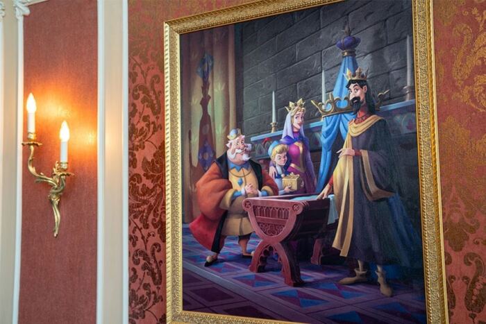 Une peinture exquise représentant un roi et une reine ornant les murs de l’hôtel Disneyland.