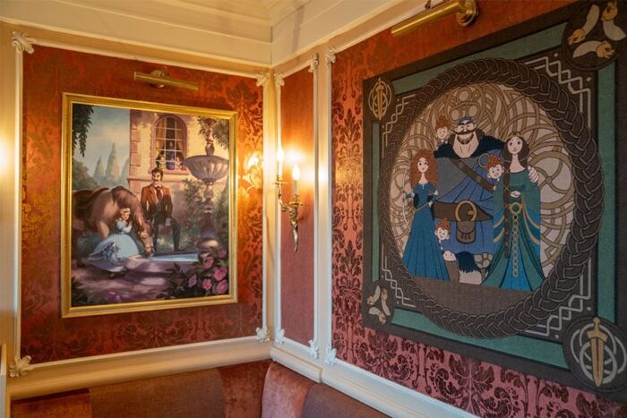 Une chambre avec deux tableaux sur le thème de Disney au mur du Disneyland Hotel.