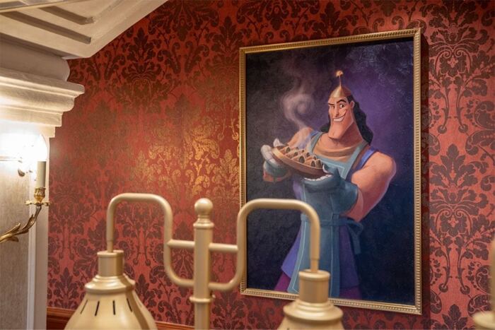 Une nouvelle œuvre d'art représentant un personnage de Disneyland Hotel est accrochée au mur.