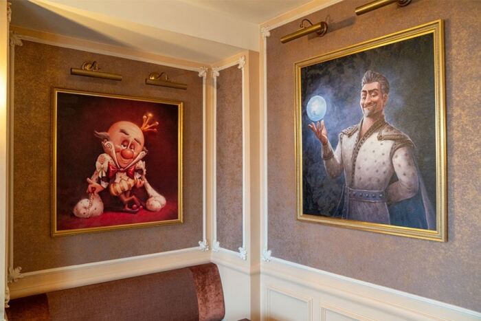 Deux œuvres d'art Banquet Royal sur le mur d'une pièce.