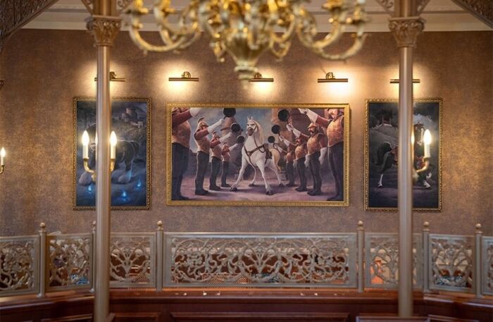 Une chambre avec un lustre et un tableau au mur du Disneyland Hotel.