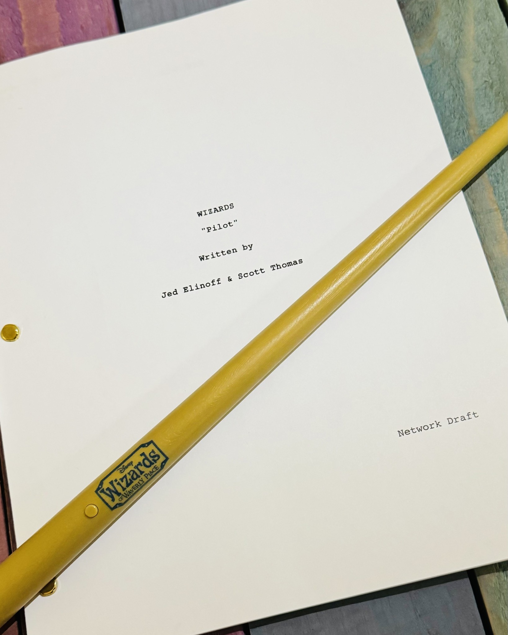 Un crayon jaune repose sur un morceau de papier dans le monde magique de Waverly Place, où les sorciers se promènent librement.