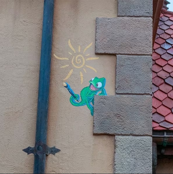 Une fresque représentant une grenouille sur le côté d'un bâtiment à EPCOT.