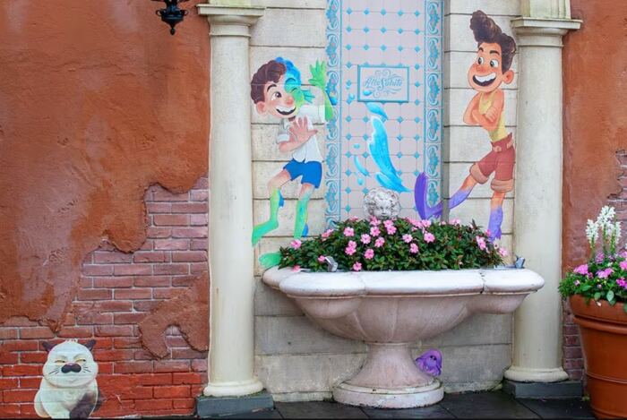 Une fontaine à EPCOT avec des personnages dessinés à la craie.