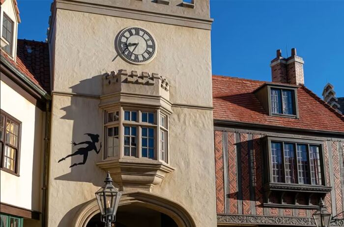 Un vieux bâtiment avec une horloge devant, situé à EPCOT.
