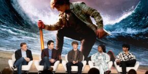 Un groupe de personnes assises sur des chaises devant une grosse vague lors de la deuxième saison de Percy Jackson.
