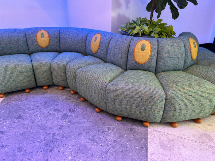 Un canapé de l'hôtel Pixar Place avec une plante au milieu.