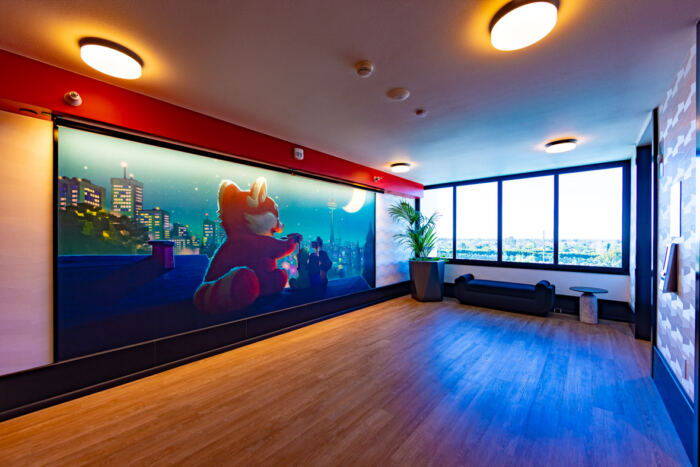 L'Hôtel Pixar Place est une destination exceptionnelle avec une chambre ornée d'une fresque murale à couper le souffle.