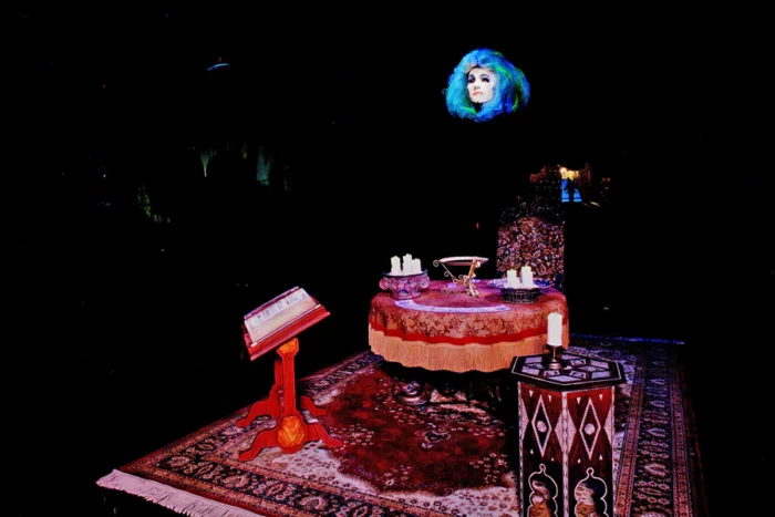 Une table aux cheveux bleus et une lampe dans le noir, réalisée par un imaginateur pour le Hall of Fame.