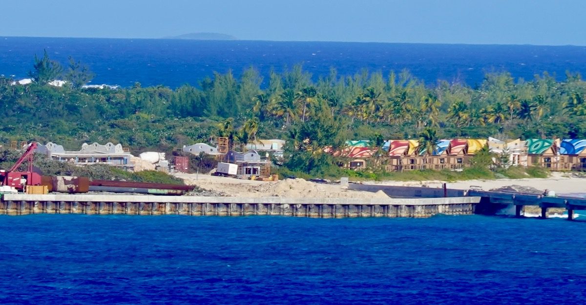 Bâtiments côtiers colorés sur fond de végétation tropicale et de ciel bleu clair à Lighthouse Point.