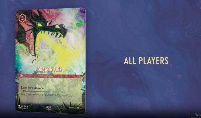 Une carte colorée "dragon feu" de Lorcana chapitre 4 s'affiche avec le texte "tous les joueurs" visible sur un fond bleu texturé.