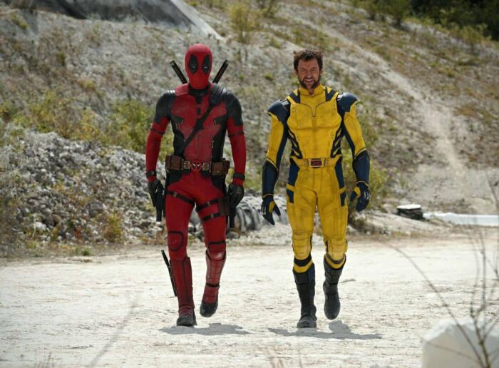 Deux individus en costumes de super-héros Marvel marchant côte à côte.