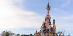 Château de la Belle au bois dormant sous un ciel dégagé, capturé lors d'un séjour à Disneyland Paris.