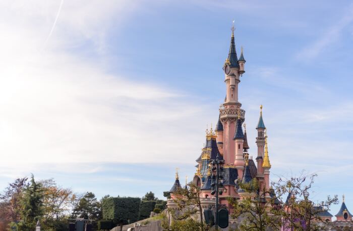 Château de la Belle au bois dormant sous un ciel dégagé, capturé lors d'un séjour à Disneyland Paris.