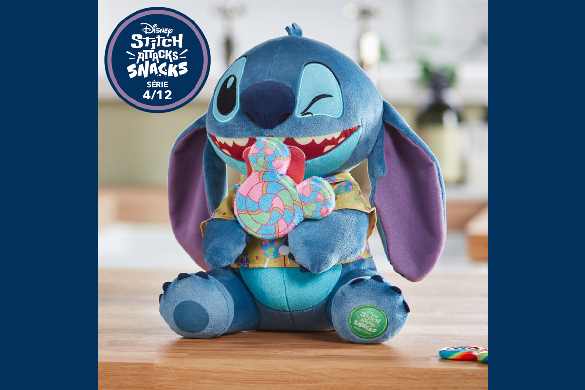 Peluche de Stitch de Disney's Lilo & Stitch, tenant un bretzel, avec une étiquette "Stitch Attacks Snacks".