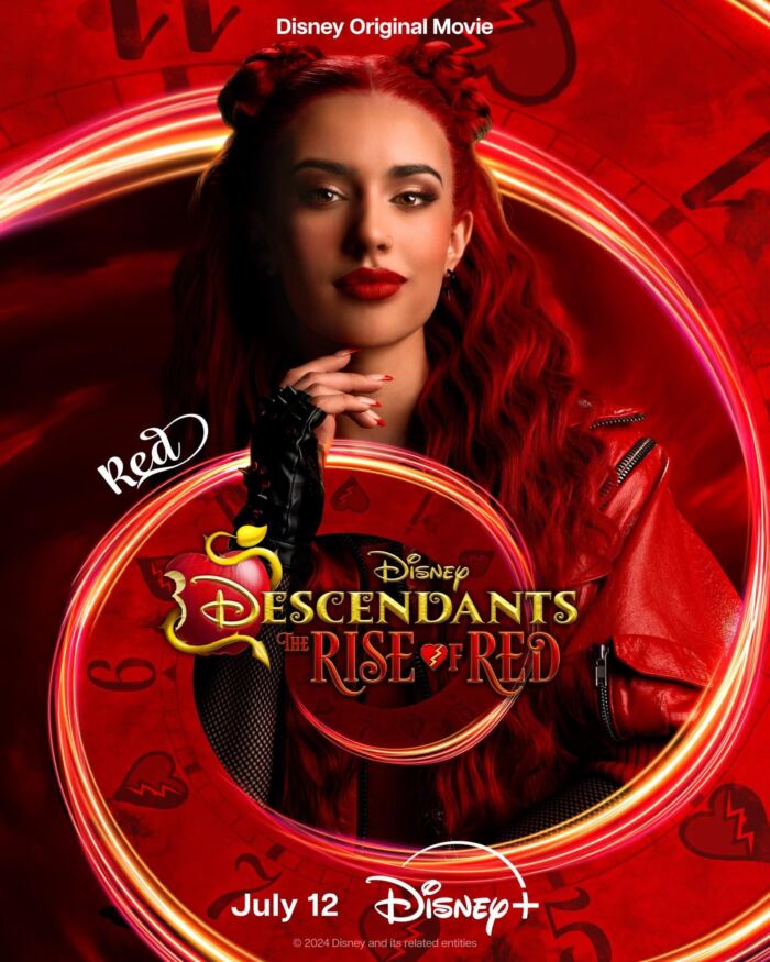 Affiche promotionnelle du film original de Disney « Descendants : Rise of Red » mettant en vedette un personnage féminin aux cheveux roux dans une veste en cuir, sur un fond rouge feu avec le logo Disney+ et la date de sortie : 12 juillet.