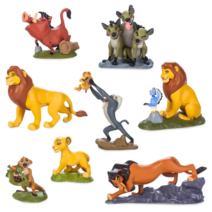 Ensemble de diverses figurines des personnages "Le Roi Lion", dont Simba, Timon, Pumbaa et autres, disposées sur un fond blanc.