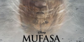 Affiche promotionnelle pour « Le Roi Lion » de Disney présentant une image en gros plan du visage de Mufasa reflété dans l'eau, avec le titre du film et le logo Disney affichés.