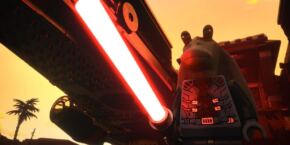 Un personnage LEGO tenant un sabre laser rouge se tient devant un vaisseau spatial au coucher du soleil, avec un palmier en arrière-plan, faisant partie de la nouvelle série passionnante LEGO Star Wars : Reconstruisez la Galaxie.