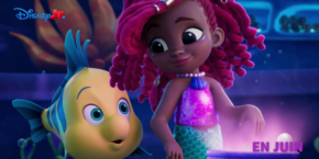 Un personnage de sirène animé aux cheveux roses et à la queue violette se tient à côté d'un poisson jaune et bleu. Le logo Disney Junior se trouve dans le coin supérieur gauche, faisant allusion à une première "EN JUIN". Il évoque les vibrations d'Ariel de Disney Junior.