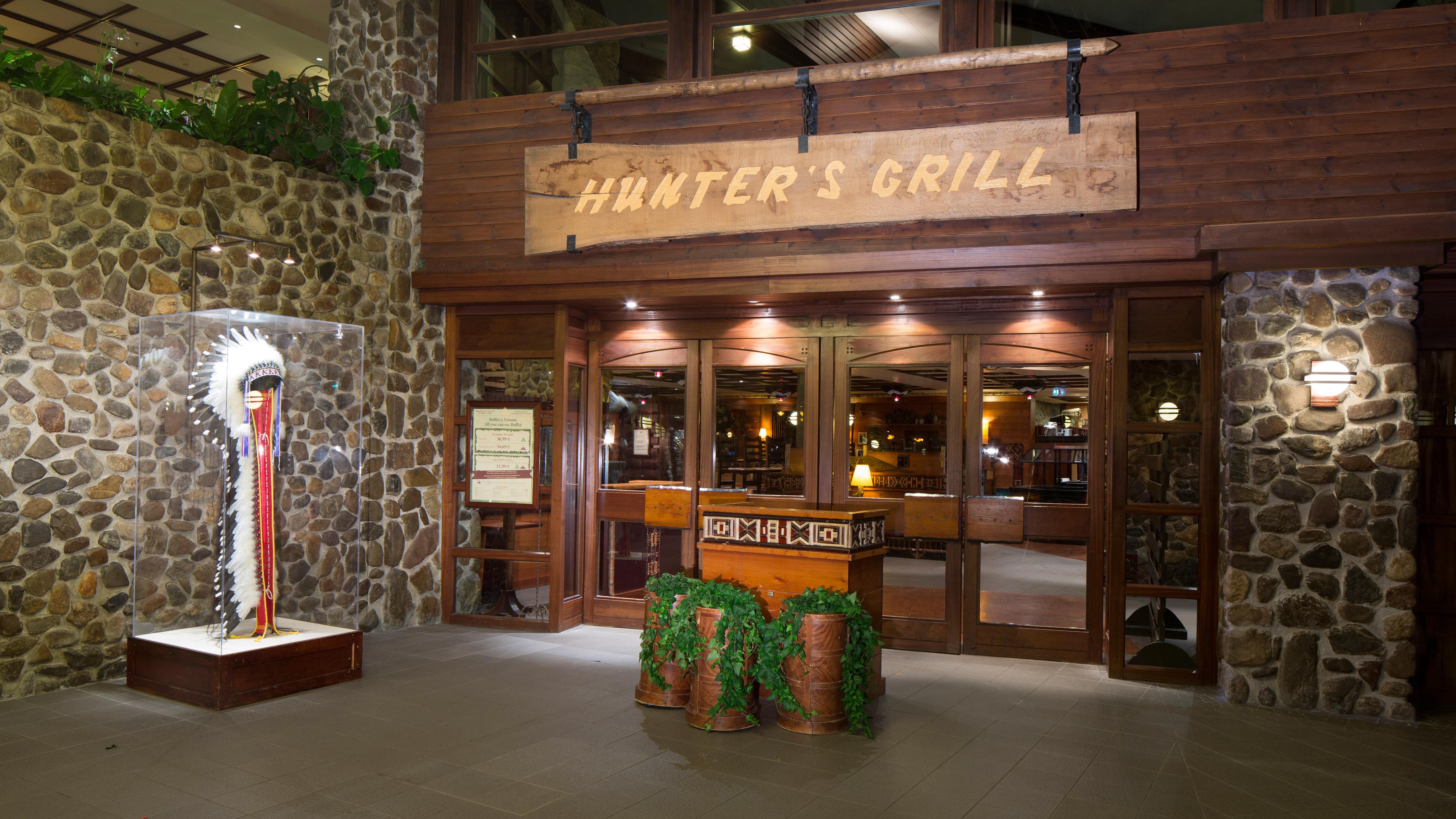 Salle du restaurant buffet Hunter's Grill au Disney's Sequoia Lodge, décor en bois de lodge américain