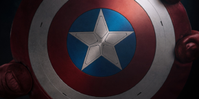 Une affiche du film Brave New World des studios Marvel présente un gros plan de mains gantées de rouge agrippant le bouclier de Captain America, avec le texte « Le 12 Février au Cinéma » en bas. Pour plus d’informations, visitez notre site Internet.