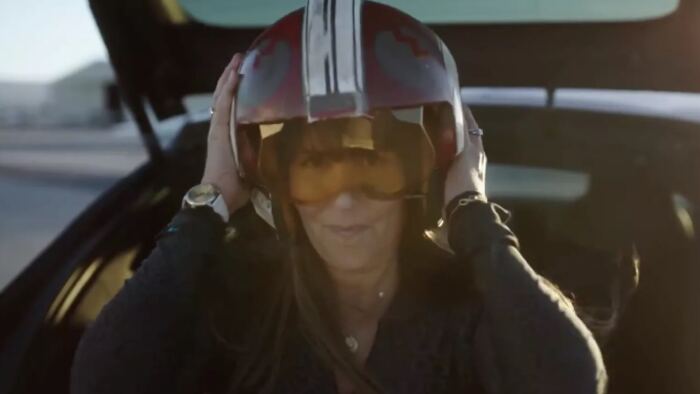 Patty Jenkins portant un casque de pilote de Star Wars