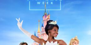 Une affiche promotionnelle pour la Disney World Princess Week de Disneyland Paris, mettant en vedette trois princesses Disney devant un château sous un ciel bleu.