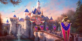Un château de conte de fées aux flèches roses et bleues à Disneyland Resort est magnifiquement décoré pour ses 70 ans. Les gens admirent le spectacle enchanteur, entouré d'arbres et d'un petit étang au premier plan, ajoutant à l'atmosphère magique.
