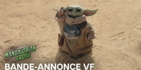 un petit personnage extraterrestre vert vêtu d'une robe se tient sur un sol sablonneux, levant une main près de sa tête. le texte se lit comme suit : "le mandalorien et grogu", "bande annonce vf", dans l'univers emblématique de star wars.