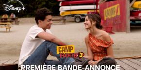 un adolescent et une adolescente sont assis sur un quai et se sourient, avec des canoës empilés et un panneau « camp rock » en arrière plan. les logos de disney+ et de « camp rock 3 » sont visibles.